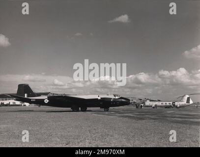 English Electric Canberra B2, WD952 ans, était alimenté par deux turbojets Bristol Siddeley Olympus. Cet avion a établi un record mondial d'altitude de 65 890ft le 29 août 1955. A proximité se trouve Bristol 173 Belvedere 1, G-ALBN. Banque D'Images