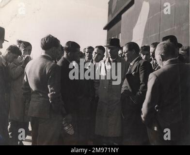 Au premier vol de la de Havilland Dove à Hatfield le 25 septembre 1945. Le groupe central est (de gauche à droite): Geoffrey Pike (de retour à la caméra), John Brodie, Sir Geoffrey de Havilland et le major Frank Halford. Banque D'Images