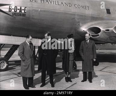 De gauche à droite : le Major Frank Halford, Lord et Lady Trenchard et Sir Geoffrey de Havilland devant le premier prototype de Havilland Comet Airliner, le 1 mars 1950, après leur vol. Lady Trenchard devenant la première dame à voler dans le Comet. Banque D'Images