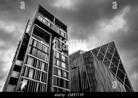 Londres, Royaume-Uni - 4 janvier 2023 : l'architecture moderne de la ville de Londres en noir et blanc. Banque D'Images