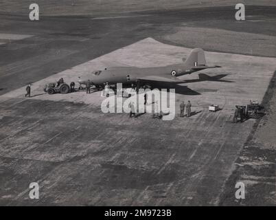 Le premier prototype English Electric Canberra, VN799, est remorqué. Banque D'Images