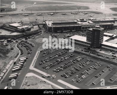 Vue aérienne de la tour de contrôle et du bâtiment passager sud-est, Heathrow Airport Central. Sur la gauche se trouve le Queens Building. Banque D'Images