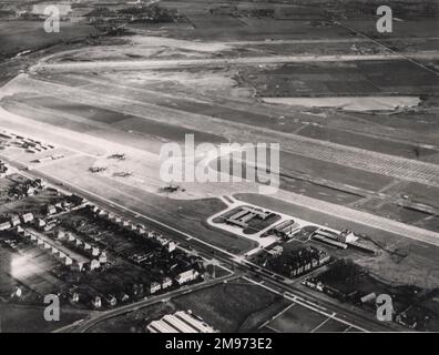 Vue aérienne de 1945 vers le sud, montrant la première piste et le tablier du terminal en utilisation avec RAF, les travaux de construction se poursuivent sur les autres pistes en arrière-plan. Les avions sur le tablier du côté nord sont les Lancasters et les Lancatrians. Entre la voie de circulation et Bath Road peut être vu les bâtiments d'aéroport propres et rangés. Banque D'Images