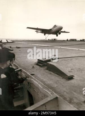 Premier prototype de Havilland Sea Venom NF20, WK376, lors des essais de débarquement sur HMS Eagle. Banque D'Images