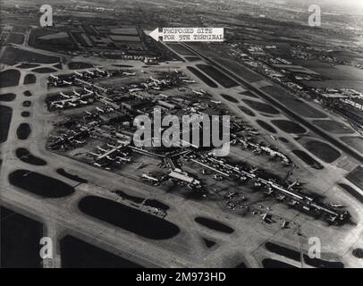 Vue aérienne de l'aéroport de Heathrow vers 1982, montrant le site alors proposé du terminal 5 sur les travaux de boue Perry Oaks. Banque D'Images