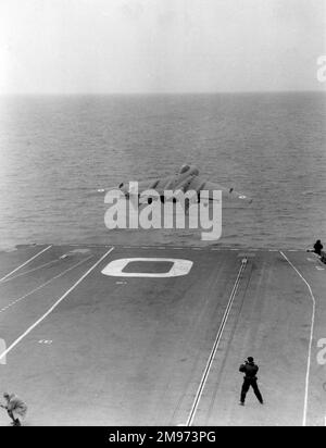 Le troisième prototype de Havilland DH110, XF828, a été utilisé pour les essais de pont sur le HMS Ark Royal en avril 1956, lorsqu'une série de lancements de catapulte ont été réalisés. Banque D'Images