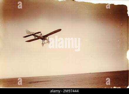 Jacques Balsan dans un Blériot XI lors de la réunion de la Grande semaine d’aviation qui s’est tenue à Heliopolis, près du Caire, en février 1910. Organisé par l'Aero Club of Egypt, ce premier événement d'une semaine a attiré 13 participants, dont Hauvette-Michelin (Antoinette VII), Hans Grade (monoplan de grade) et Henri Rougier (voisin), en compétition pour un certain nombre de prix de distance, de vitesse et de hauteur. Banque D'Images