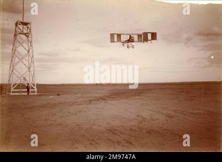 Henri Rougier en Voisin lors de la réunion de la Grande semaine d’aviation qui s’est tenue à Heliopolis, près du Caire, en février 1910. Organisé par l'Aero Club of Egypt, ce premier événement d'une semaine a attiré 13 participants, dont Hauvette-Michelin (Antoinette VII), Jacques Balsan (Blériot XI) et Hans Grade (Grade monoplan), en compétition pour un certain nombre de prix de distance, de vitesse et de hauteur. Banque D'Images