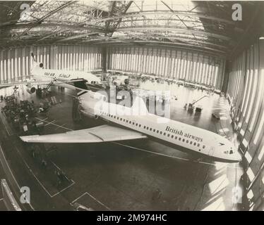 Hawker Siddeley HS121 Trident 2E, G-AVFG, dans les inscriptions de British Airways au complexe d'ingénierie de British Airways à l'aéroport de Heathrow. Banque D'Images