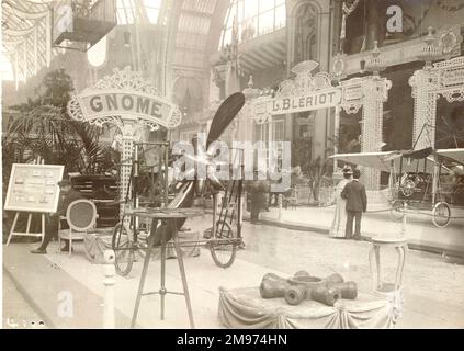 Le Gnome et le Blériot se tiennent à l'exposition internationale de locomotion aérienne qui s'est tenue au Grand Palais du 25 septembre au 17 octobre 1909. Banque D'Images