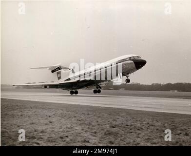 La première de Havilland/Hawker Siddeley DH/HS121 Trident 1C, G-ARPA, dans le marquage BEA. Banque D'Images