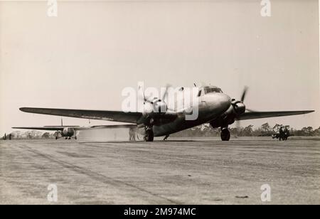 Vickers Valetta sur le point de remorquer une vitesse de l'air Horsa dans l'air. Banque D'Images