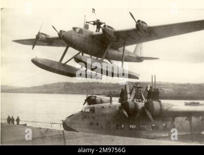 Avion composite de Mayo court, S.21 Maia, G-ADHK et S.20 Mercury, G-ADHJ, Sur la rivière Medway à Chatham, Kent. Banque D'Images