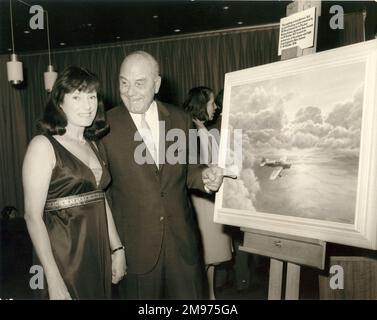 Jean Batten et Edgar Percival après le dévoilement d'une peinture de son Percival Gull par Cyril Peckham à la Maison de la Nouvelle-Zélande, Londres. 3 octobre 1972. Banque D'Images