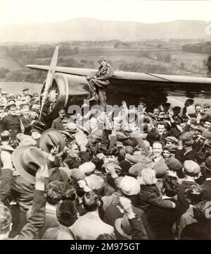 Amelia Earhart avec son Lockheed Vega 5b, Old Bessie, après son arrivée à Culmore, près de Londonderry. 21 mai 1932. Banque D'Images
