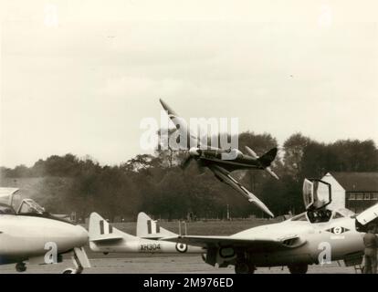 Supermarine Spitfire FRXIVAC, G-FIRE/NH904, a volé Ray Hanna à Biggin Hill en 1981. Photo de James Gilbert. Banque D'Images