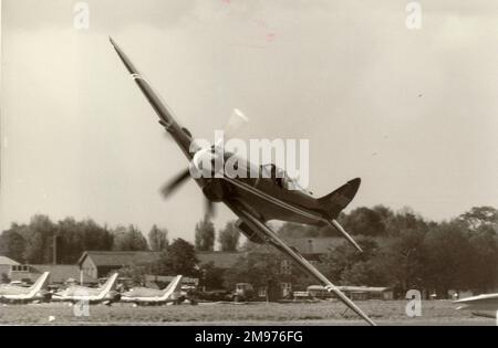 Supermarine Spitfire FRXIVAC, G-FIRE/NH904, a volé Ray Hanna à Biggin Hill en 1981. Photo de James Gilbert. Banque D'Images