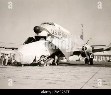 Un missile Thor est chargé dans un Douglas C-124 Globemaster II pour le transport vers le Royaume-Uni. Banque D'Images