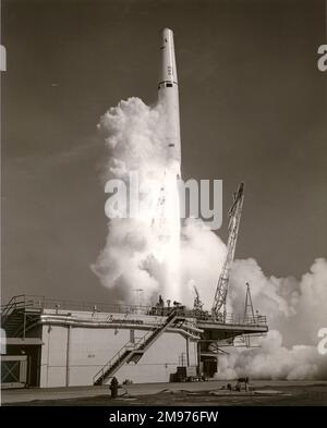 Un IRBM Thor est lancé à partir du Centre d'essais de missiles de la Force aérienne, Patrick AFB, Floride, États-Unis. Banque D'Images