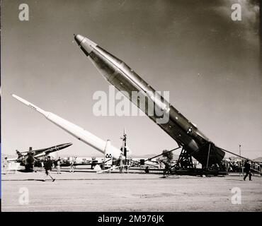 Photo de groupe de Convair Atlas exposée à Las Vegas avec Douglas Thor, Boeing Bomarc, Northrop Smark et Discoverer satellite 'lock-up' - l'Atlas était un ICBM modifié pour l'utilisation d'exposition qui contenait une salle dans sa base pour des présentations audiovisuelles. vers 1959. Photographie prise dans la zone d'exposition derrière le centre de congrès de Las Vegas à l'Association de l'Armée de l'Air (AFA) inaugurale Congrès mondial de vol (WCF) 12 avril-19th 1959 Banque D'Images