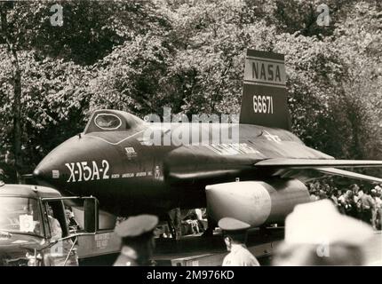 L'Amérique du Nord X-15A-2, 56-6671, reçoit un ascenseur sur un camion. Banque D'Images