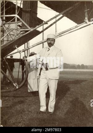 Samuel Franklin Cody, 1862-1913, devant son hydro-biplan équipé d'un train de roulement terrestre. Banque D'Images