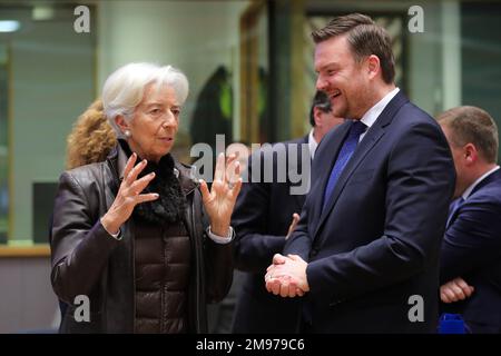 Bruxelles, Belgique. 16th janvier 2023. La présidente de la Banque centrale européenne, Christine Lagarde (L), s'entretient avec le ministre croate des Finances, Marko Primorac, lors d'une réunion de l'Eurogroupe à Bruxelles (Belgique), le 16 janvier 2023. Credit: Zheng Huansong/Xinhua/Alay Live News Banque D'Images