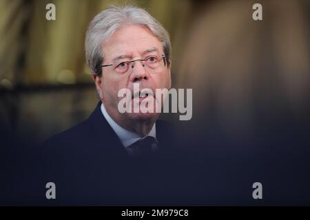 Bruxelles, Belgique. 16th janvier 2023. Le commissaire européen à l'économie Paolo Gentiloni s'adresse aux médias avant une réunion de l'Eurogroupe à Bruxelles, Belgique, le 16 janvier 2023. Credit: Zheng Huansong/Xinhua/Alay Live News Banque D'Images