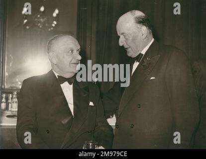 Sir Frederick Handley page, CBE, FRAeS, 1885-1962, Président de Raes 1945-1947 (à gauche) et Lord Brabazon de Tara, MC, FRAeS, 1884-1964, Président de Raes 1934-1936, Dîner au Royal Aero Club le 24 novembre 1959. Banque D'Images