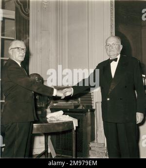 Sir Frederick Handley page, CBE, FRAeS, 1885-1962, Président de Raes 1945-1947, À droite, présente le Dr E.S. Molt, CBE, MIMEGE, FRAeS, Raes Président 1961-1962, Avec un buste de lui-même à un dîner de conseil. Banque D'Images