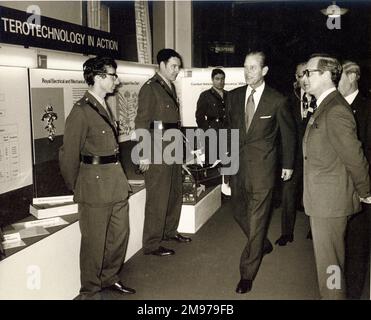 HRH le Prince Philip, duc d'Édimbourg, KG, HondRAeS, Raes Président honoraire 1966, Président du Conseil des institutions d'ingénierie, participant à un colloque de technologie à l'institution des ingénieurs mécaniques de Londres. De gauche à droite: Major B. Mahon, REME; Lt Col L.B. Taylor, REME; HRH Prince Philip; Gen A.M. McKay, DEME(A). Banque D'Images