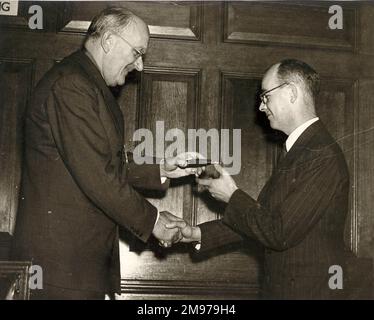 Sir Frederick Handley page, CBE, FRAeS, 1885-1962, Président de Raes 1945-1947, Remet la médaille d'or George Taylor (d'Australie) au Professeur A.R. Collier, président de Raes 1963-1964. Banque D'Images