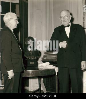 Sir Frederick Handley page, CBE, FRAeS, 1885-1962, Président de Raes 1945-1947, À droite, présente le Dr E.S. Molt, CBE, MIMEGE, FRAeS, Raes Président 1961-1962, Avec un buste de lui-même à un dîner de conseil. Banque D'Images