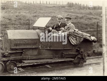 Arthur Whitten Brown (à droite) et John Alcock dans un wagon sur le chemin de fer léger Marconi qui a couru à la station sans fil peu après l'atterrissage, le 15 juin 1919. Banque D'Images