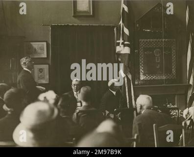 Dévoilement du mémorial de R38 à la Bibliothèque de la Royal Aeronautical Society, au 7, rue Albemarle, Londres, par l'ambassadeur américain, M. Houghton, le 29 juin 1925. Banque D'Images