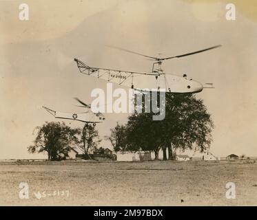 Igor Sikorsky aux commandes du Sikorsky VS-300 (avant) avec le Sikorsky XR4. Banque D'Images