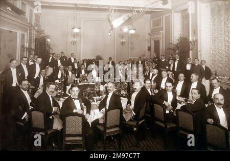 Le "dîner à la hausse" donné par les aviateurs Hendon à Bentfield Hucks et Gustav Hamel au Royal automobile Club le 16 janvier 1914. Clients debout de gauche à droite : Gustav Hamel, Claude Grahame-White (président) et B.C. Hucks. Banque D'Images