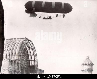 Nulli Secundus au-dessus du Crystal Palace après avoir rencontré des vents contraires lors du trajet de retour à Farnborough au départ de Londres. Il a été gravement endommagé après des gales inattendues dans la nuit du 5 octobre 1907. Banque D'Images