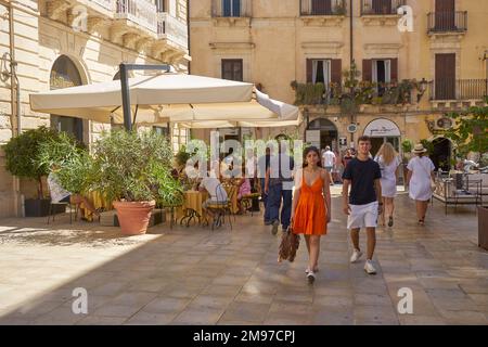 Bar/café/restaurant à l'angle de la Piazza Duomo, Syracuse, Sicile, avec jeunes couples et touristes Banque D'Images