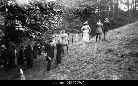 Otter Hunt - Overton sur Dee, Cheshire en 1907. Notez les vêtements pour femmes sur terrain accidenté. Banque D'Images