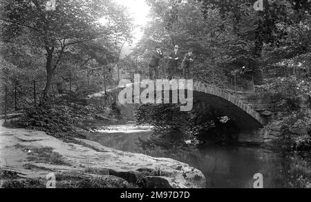 L'homme au centre du groupe George Potter, un ami et employé d'Ernest Battersby qui est à droite. Le pont romain est en fait médiéval, juste à l'extérieur de Marple, près de Stockport dans Cheshire Banque D'Images