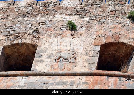Grèce, Crète, bâtiments construits en pierre dans l'ancienne forteresse vénitienne Spinalonga, jusqu'en 1957 utilisé comme station de leper, maintenant une destination touristique populaire, re Banque D'Images