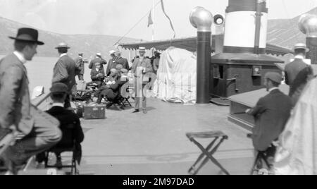 Ernest Battersby se tient face à l'appareil photo alors qu'un inspecteur de ticket semble parler au passager derrière lui. Une vue typique des passagers sur un bateau du Rhin à l'époque édouardienne. Banque D'Images