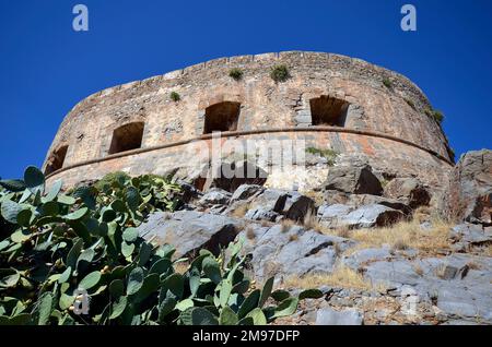 Grèce, Crète, bâtiments construits en pierre dans l'ancienne forteresse vénitienne Spinalonga, jusqu'en 1957 utilisé comme station de leper, maintenant une destination touristique populaire. réf Banque D'Images