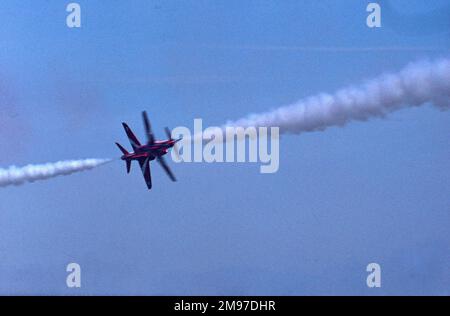 RALAT RAF Red Arches BAe Systems Hawks Synchro pair in close pass Banque D'Images