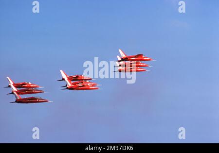L'équipe d'exposition acrobatique RAFA RAF. Les flèches rouges, en formation serrée au salon de l'air de Farnborough en septembre 1978 Banque D'Images