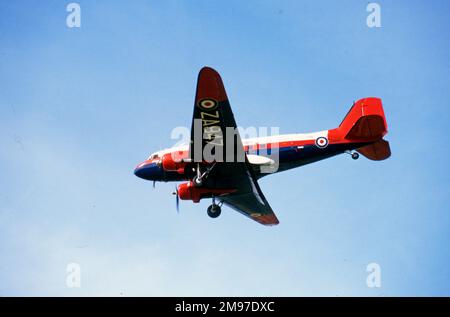 Douglas Dakota IV ZA947 de l'établissement Royal Aircraft (aujourd'hui BBMF) débarquant en 1990 Banque D'Images