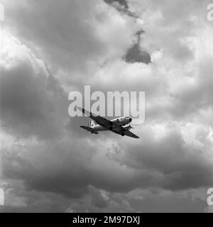 Douglas C-47 TTO6021 de l'Armée de l'air mexicaine en vol à Mexico le 17 septembre 1967 Banque D'Images