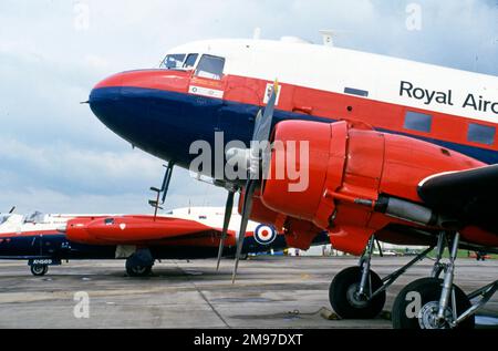 Gros plan du nez de Douglas Dakota IV ZA947 de l'établissement Royal Aircraft (aujourd'hui BBMF) en 1990 Banque D'Images