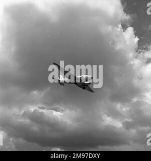 Douglas C-47 TTO6012 de l'Armée de l'air mexicaine en vol à Mexico le 17 septembre 1967 Banque D'Images